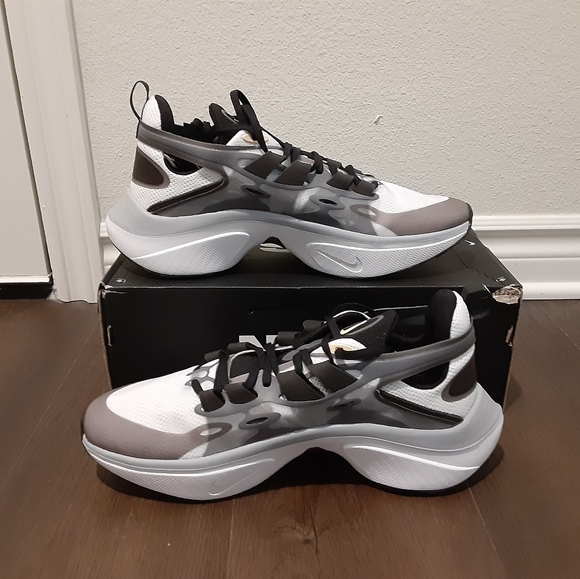 Nike - Picture 2 of 4